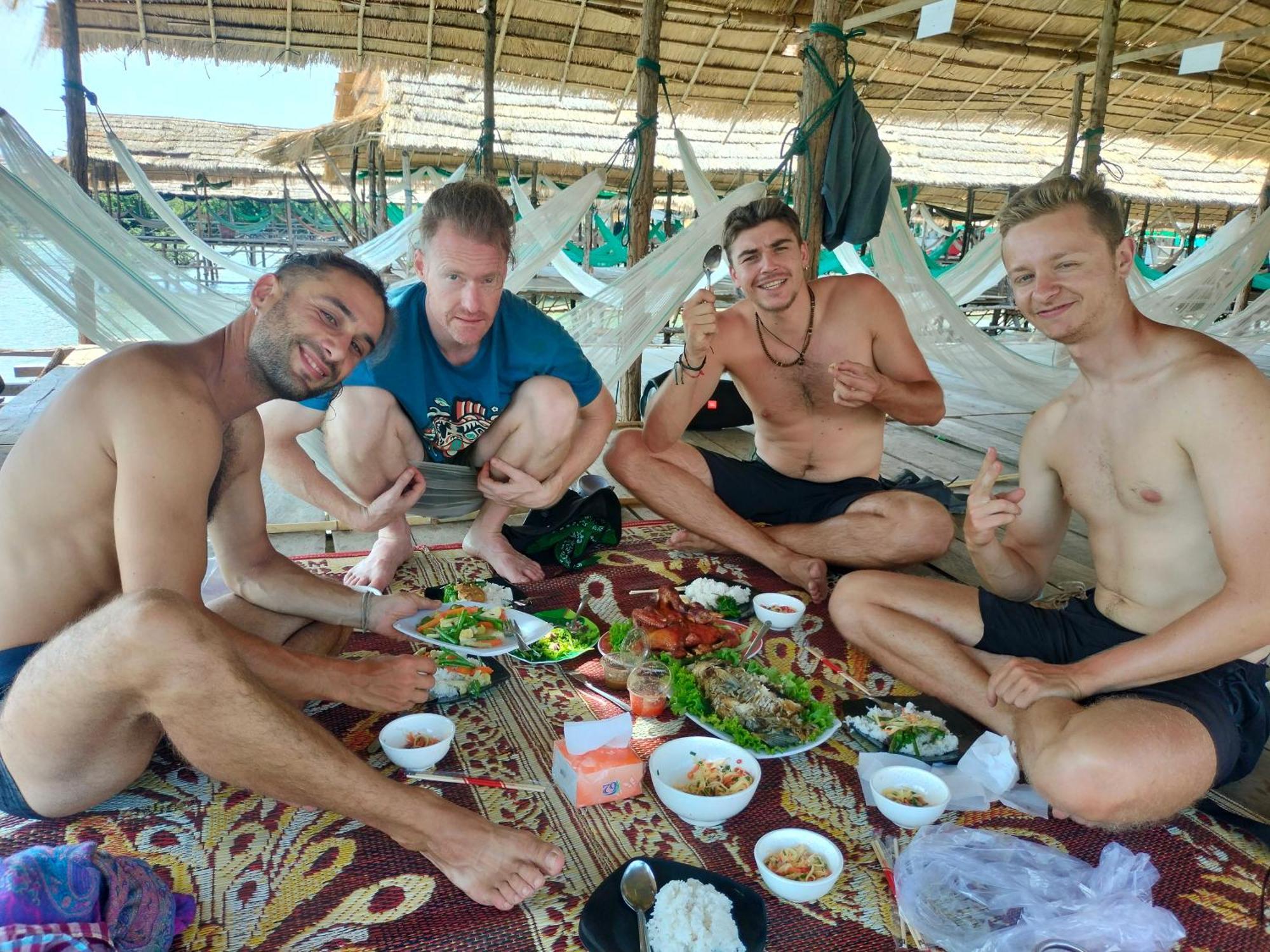 Dolphin Home Stay New Kratie Bagian luar foto